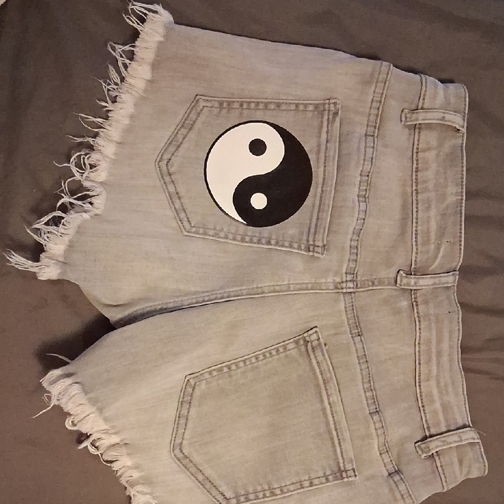 AKIRA Gray Yin Yang Jean Shorts - Picture 2 of 4